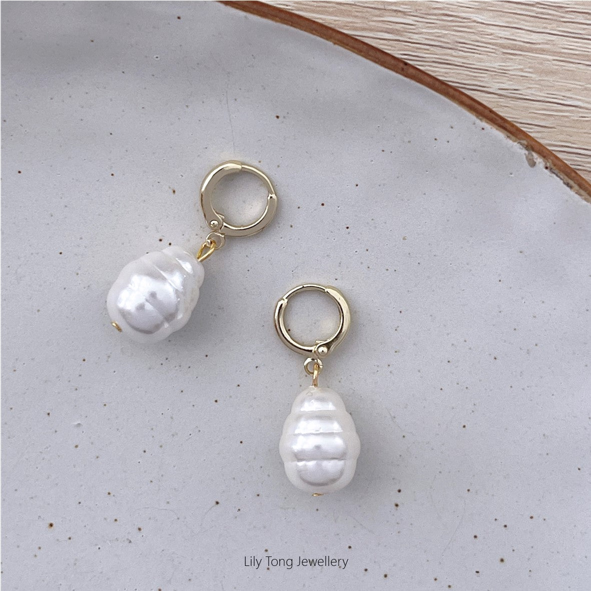 Small Hoop Earrings With Pearl Pendant #0379 White